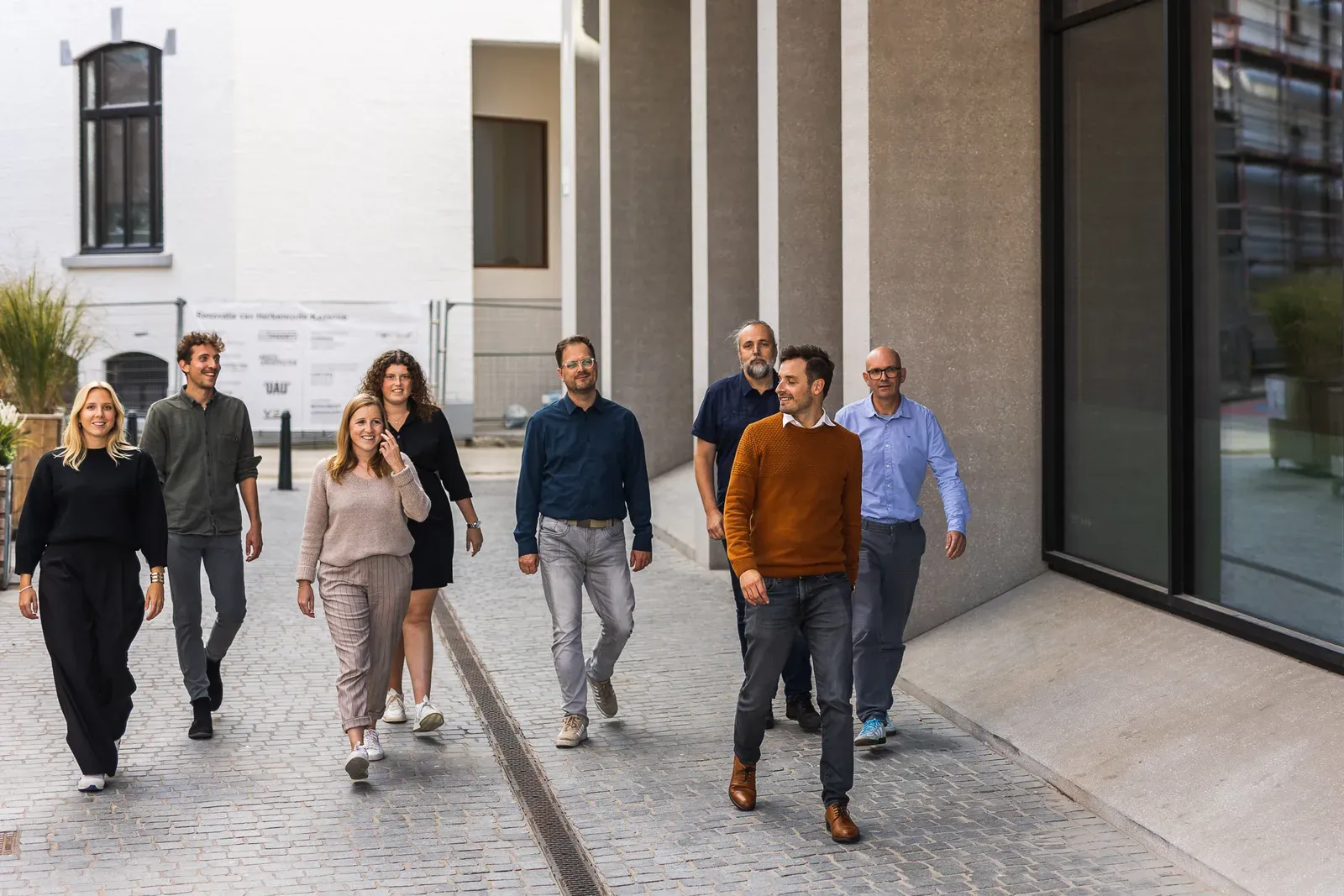 Het Harmony-team dat samen naar kantoor wandelt