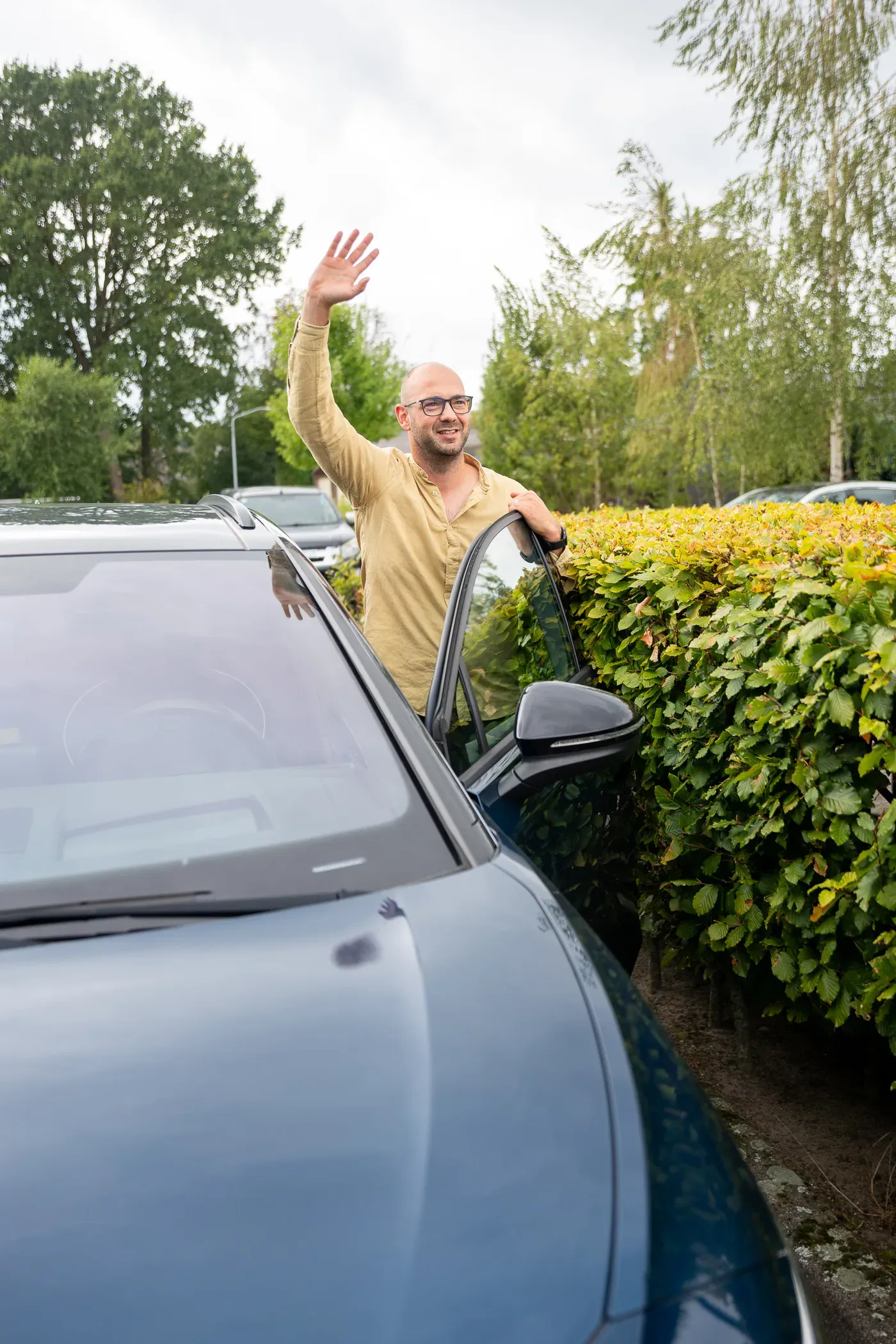 Een Harmony-collega achter het stuur van zijn bedrijfswagen.