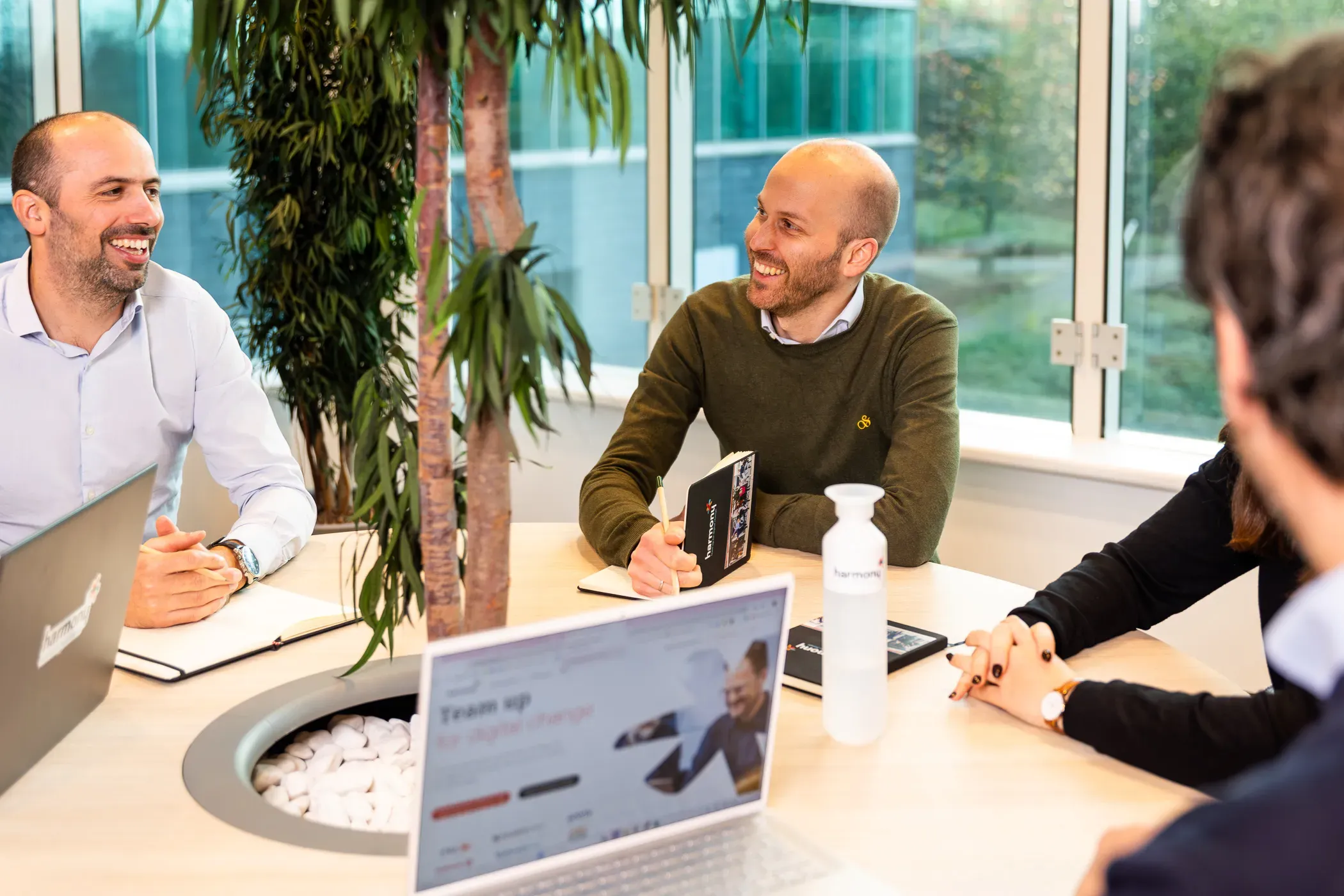 Harmony-collega's in overleg aan de vergadertafel op kantoor