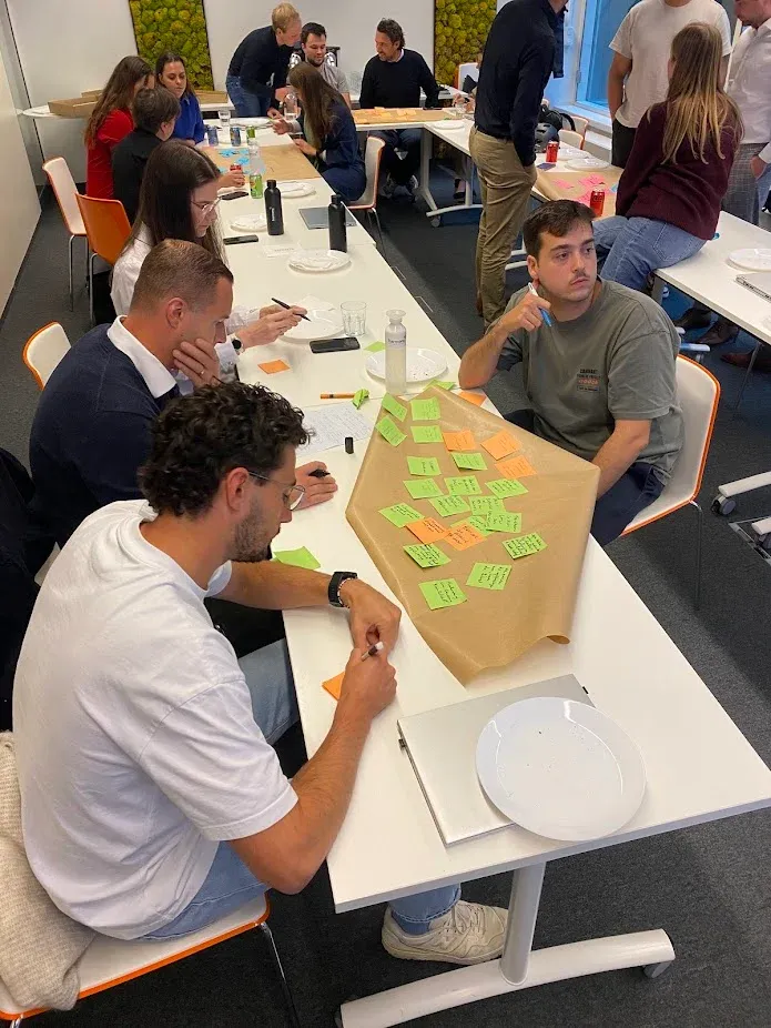 Harmonianen aan het werk met post-its tijdens een workshop.
