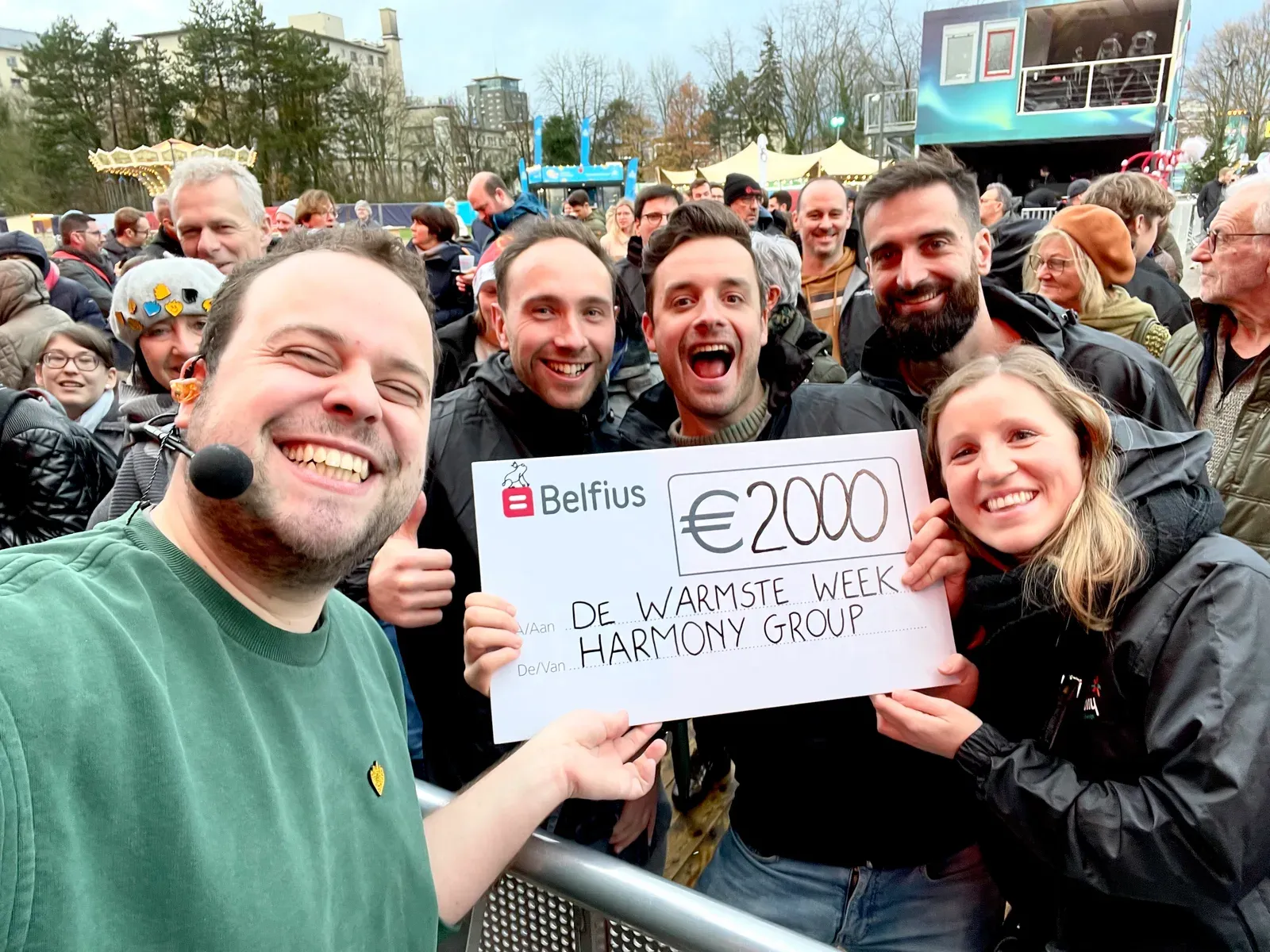Vijf Harmony-collega's met de cheque die ze ophaalden voor De Warmste Week.