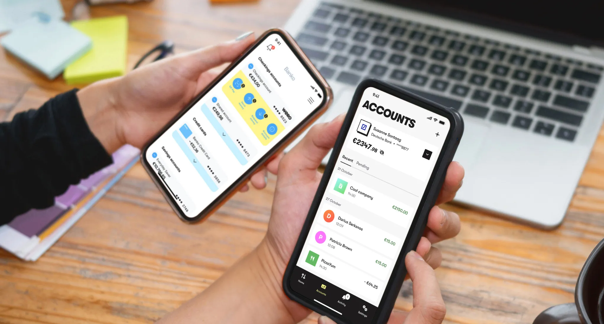 Twee handen met een smartphone waarop bank-apps open staan.